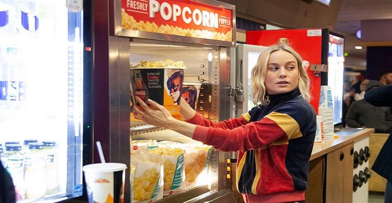 Brie Larson aparece de surpresa em cinema e choca fãs de Capitã Marvel