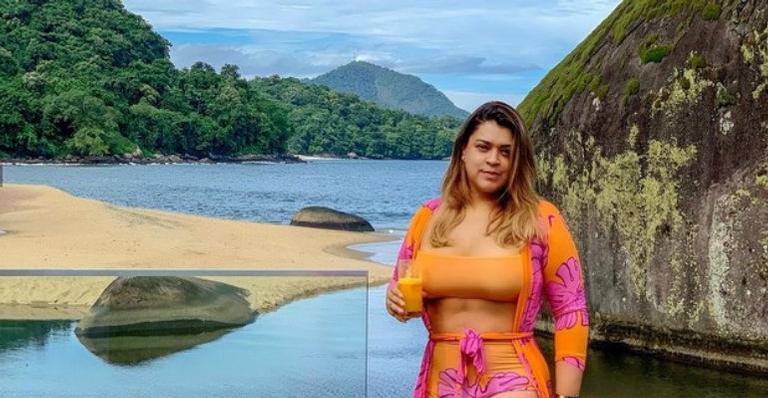 De biquíni, Preta Gil descansa em super hotel de luxo no Rio
