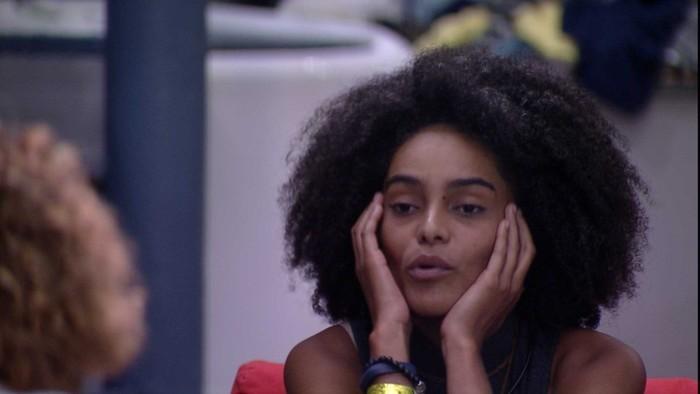 Gabriela não supera discussão com Elana e se mostra magoada: ”Ia fazer um barraco”