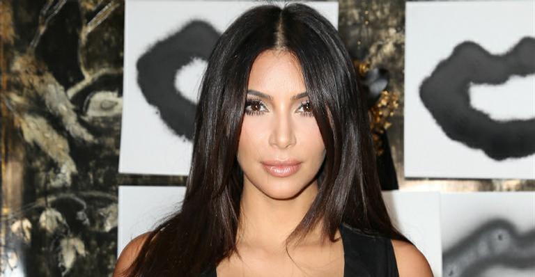 Filha de Kim Kardashian aparece look avaliado em R$ 7 mil