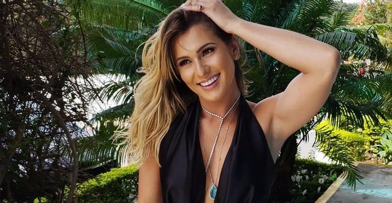 Lívia Andrade coloca o bumbum para jogo e mostra quase tudo usando fio dental
