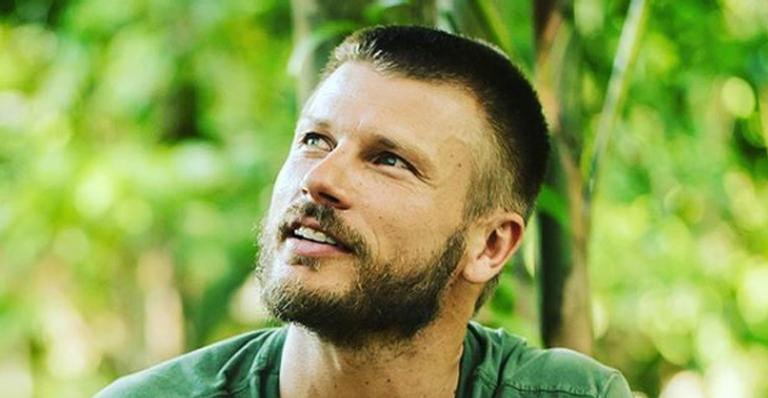 Rodrigo Hilbert surge sorridente em foto e detalhe causa alvoroço: ”Vai jogar taco?”