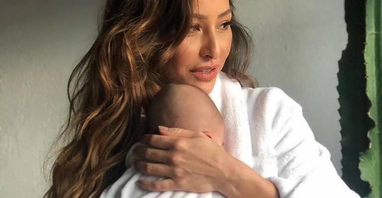 Multifunção! Sabrina Sato surge amamentando Zoe: ”Mamãe trabalha assim”