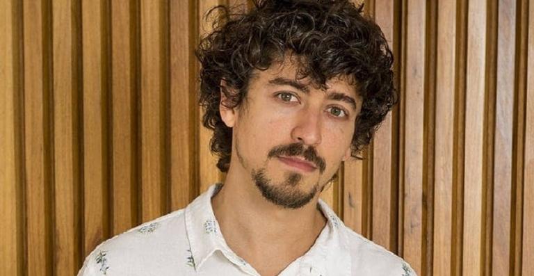 Amor de Carnaval? Jesuíta Barbosa é visto com loiro misterioso