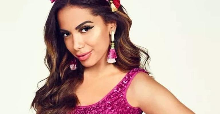 Anitta aparece cansada na cama e desabafa sobre saúde: ”Estou esquizofrênica”