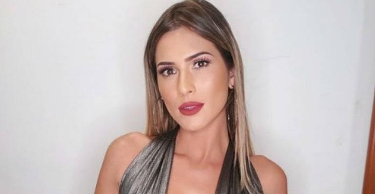 Lívia Andrade posa de microfio dental neon e desabafa: ”O buraco mais lindo da minha vida”