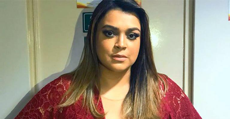 Preta Gil vai para praia com sacola cheia de remédios