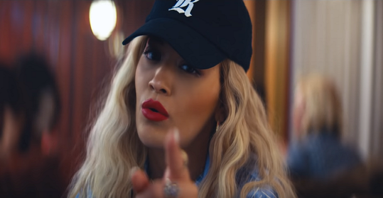 Homenagem, plágio ou sátira? Rita Ora faz clipe com referência a Britney Spears