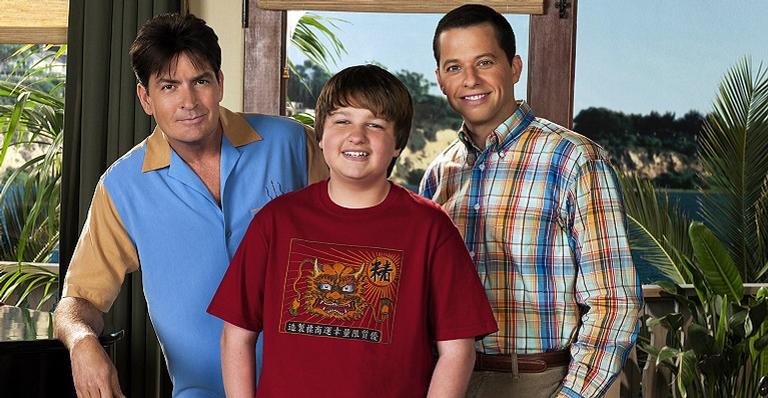 Colegas em ‘Two and a Half Men’, Jon Cryer confessa segredos de trabalhar com Charlie Sheen