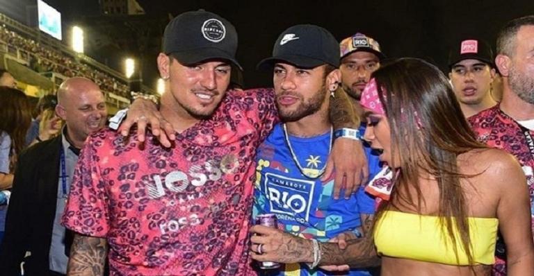 Anitta e Gabriel Medina são registrados trocando caricias em restaurante; Assista!