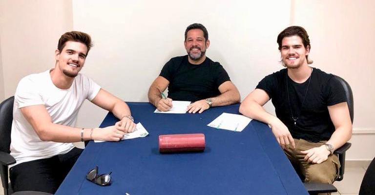 Breno e Caio César assinam contrato com novo escritório