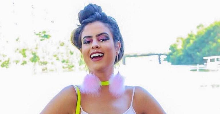 Hana Khalil posa de fio dental e ressalta sensualidade para lá de apurada