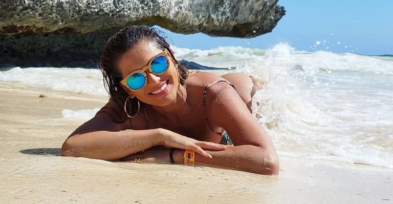 Bumbum para o sol! Lívia Andrade compartilha várias fotos usando fio dental em praia mexicana