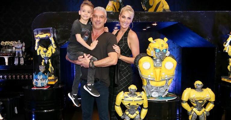 Ana Hickmann se emociona com reação do filho em festão de cinco anos: ”Pequeno grande homem”