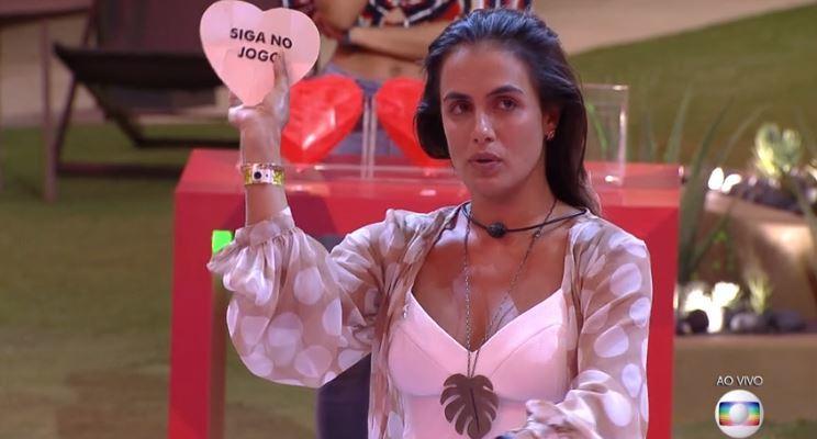 Carol Peixinho se descuida e mostra demais após banho no BBB19