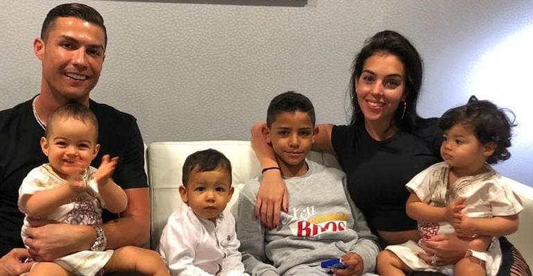 Momento fofíssimo! Cristiano Ronaldo joga bola com filhinha de um ano e encanta a web
