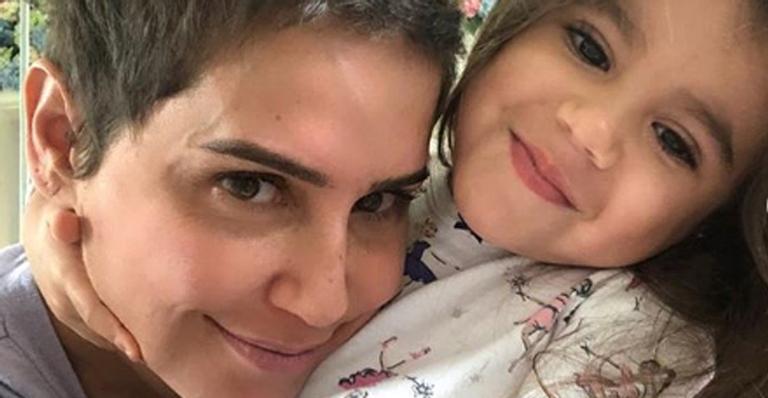 Deborah Secco registra momento fofo da filha na piscina: ”Sereia”