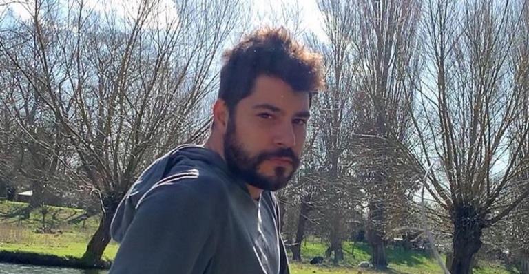 Evaristo Costa diverte seguidores ao publicar foto recém-acordado