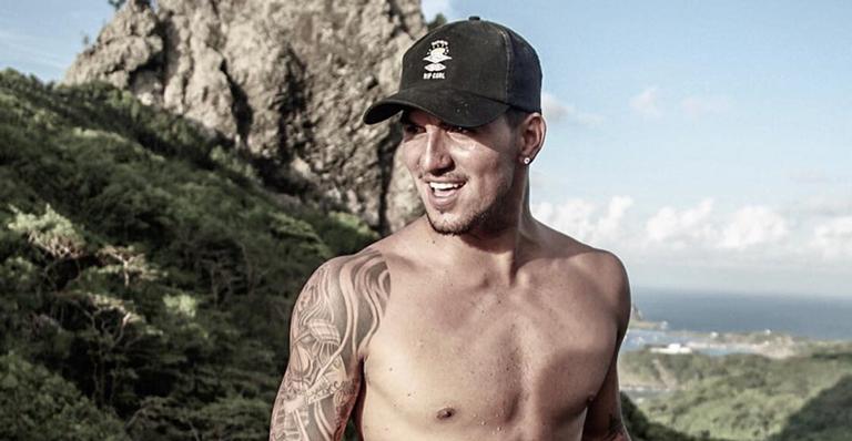 Gabriel Medina exibe carrões de luxo avaliados em cerca de R$ 650 mil juntos