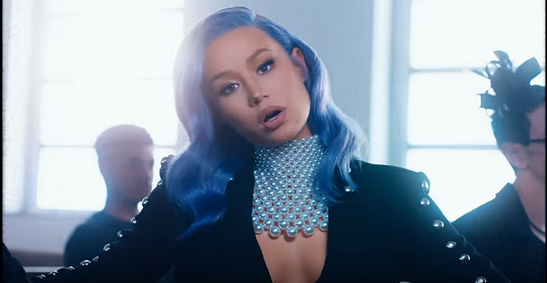 Iggy Azalea comemora novo hit nas paradas das músicas mais tocadas