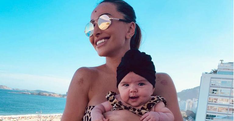 Sabrina Sato leva a filha, Zoe, ao trabalho: ”Todo mundo vai ajudar a cuidar”