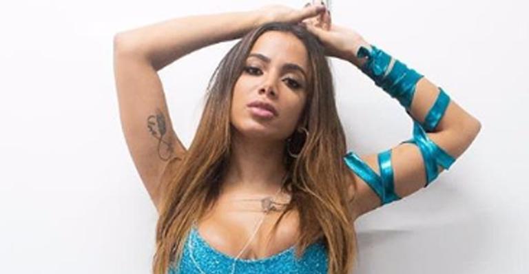 Amigo próximo de Neymar Jr. flagra Anitta só de lingerie sensualizando na cama e divulga na web