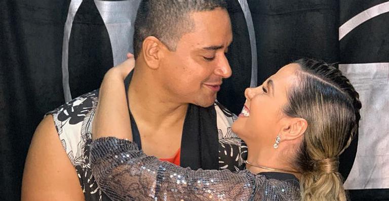 Carla Perez se derrete ao lado dos filhos durante show do marido, Xanddy, em Orlando