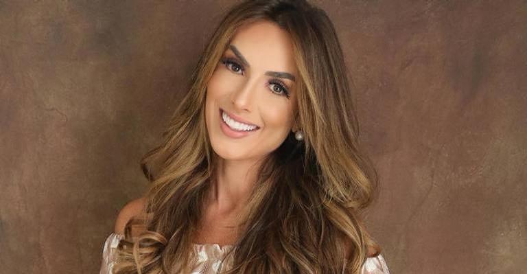 Após condenar beijo gay, Nicole Bahls quebra o silêncio e rebate: ”Livre de preconceito”