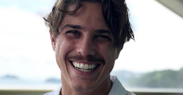 Tá rolando? Romulo Arantes é flagrado com loira misteriosa no Rio de Janeiro