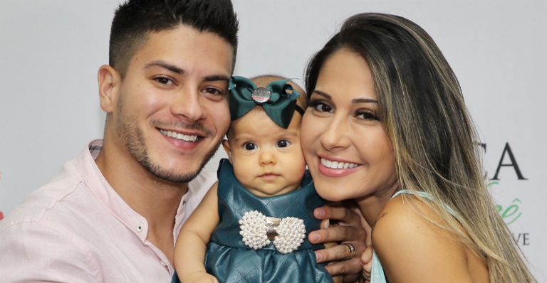 Mayra Cardi e Arthur Aguiar comemoram 5 meses de filha e se derretem com tanto amor