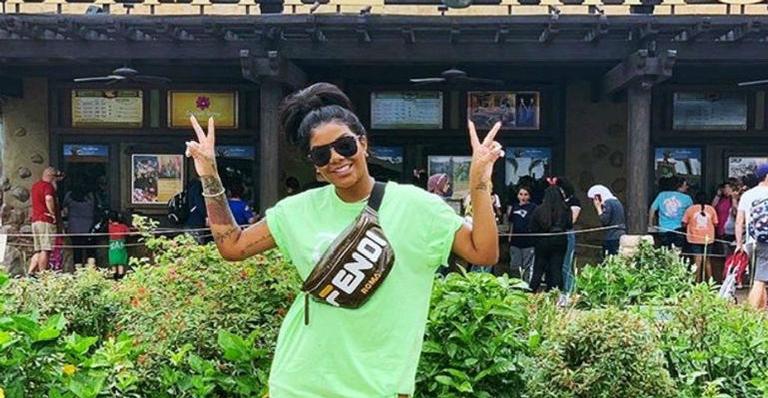 Ludmilla ostenta carrão de R$ 150 mil e causa em supermercado de Orlando