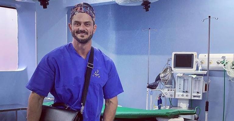 Polêmica no centro cirúrgico! Ex-BBB, Marcos Harter, posta foto comendo e operando paciente