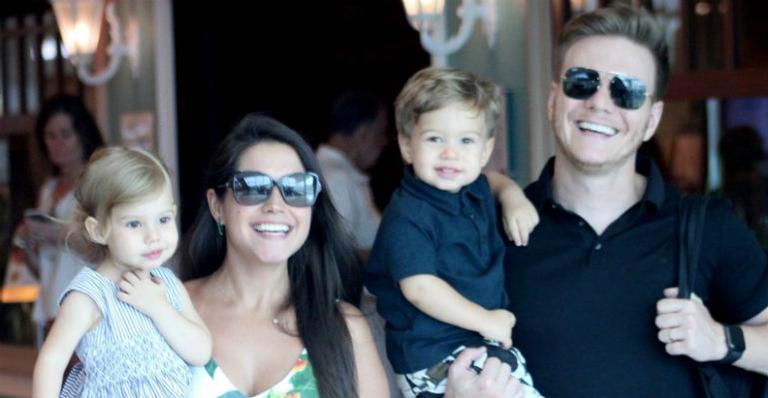 Filhos de Thaís Fersoza e Michel Teló roubam a cena durante passeio no shopping