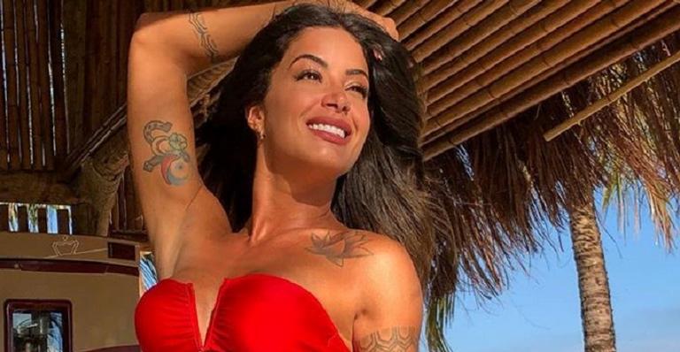 Aline Riscado exibe decote generoso ao retocar o bronze e internautas suspiram