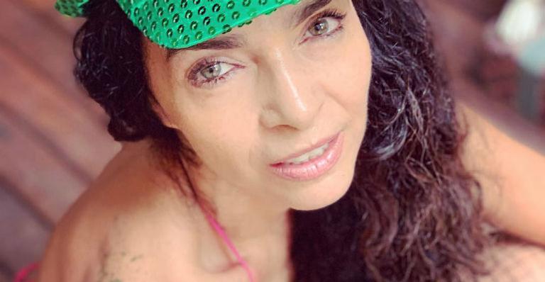 Aos 56 anos, Claudia Ohana posa com minishorts e dispara: ”Podemos vestir o que quisermos”