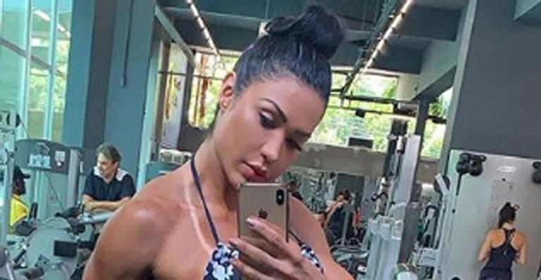 Gracyanne Barbosa empina o bumbum na web e divide opiniões