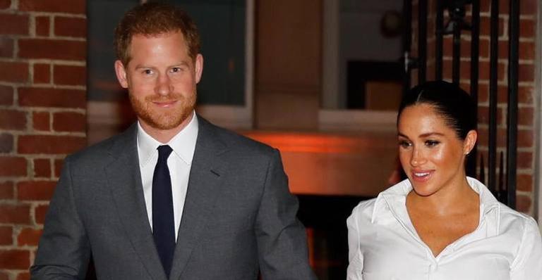 Mesmo de casaco preto fechado, Meghan Markle deixou barrigão aparecer em evento