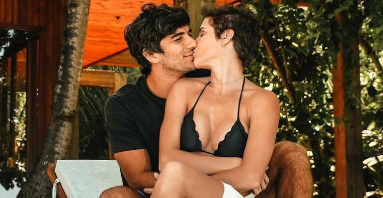 Após fazer declaração para Hugo, Deborah Secco mostra como foi o aniversário do pai de sua filha