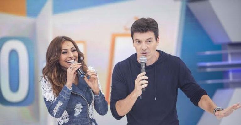 Sabrina Sato se choca com abdômen sarado de Rodrigo Faro