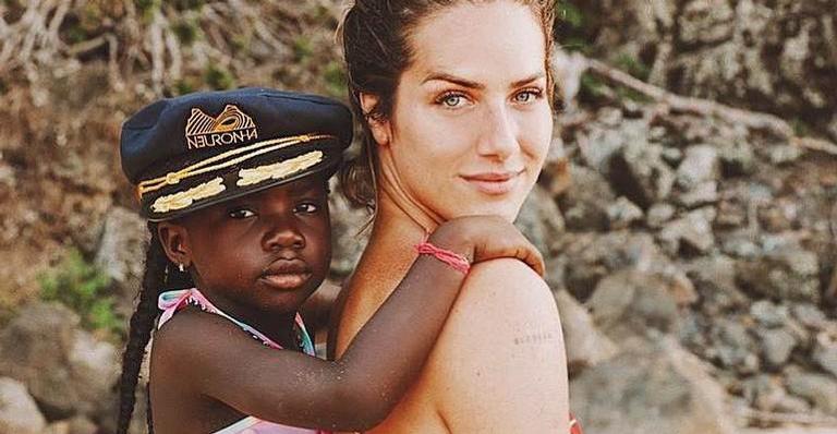 Cheia de estilo, Titi aparece em foto de Giovanna Ewbank com look nada básico: ”Babo por ela”