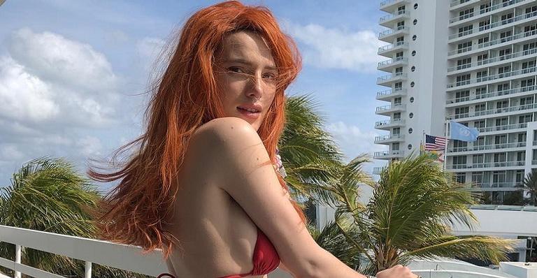 Bella Thorne usa truque inusitado para iluminar o cabelo: ”Economizando uma ida ao salão”