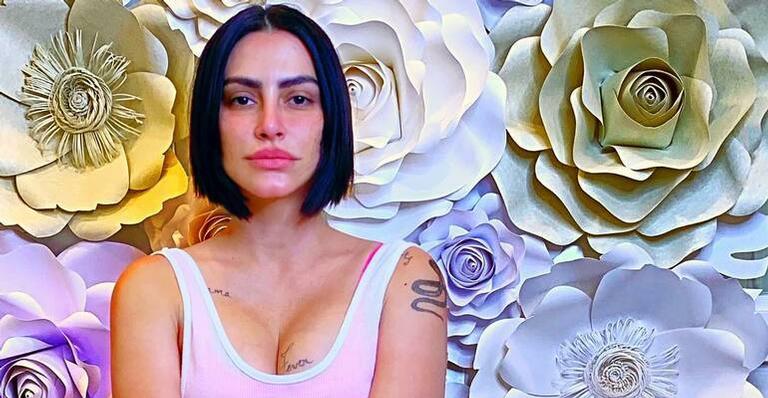 Cleo exibe novo corpão, mas supreende por outra coisa: ”Unhas de Wolverine”