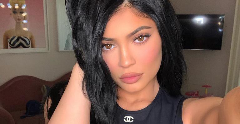 Com lingerie neon, Kylie Jenner abusa da transparência e acaba mostrando demais