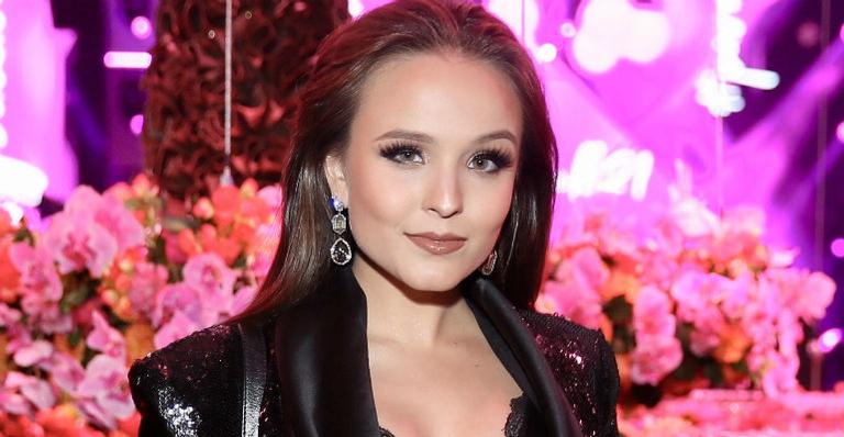 Larissa Manoela escolhe look ousado e deixa lingerie à mostra em festa