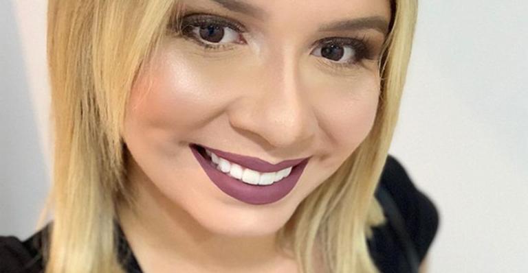 Marília Mendonça usa decote generoso e exibe seios turbinados em foto sensual