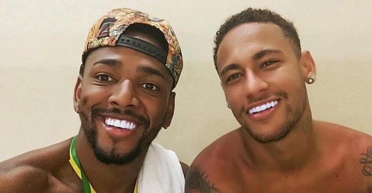 Internautas não perdoam e zoam dentes de Neymar e Nego do Borel em foto: ”Mais falso que a Betina”