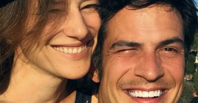 Mateus Solano comemora os 38 anos e é homenageado pela esposa: ”Eu te amo”