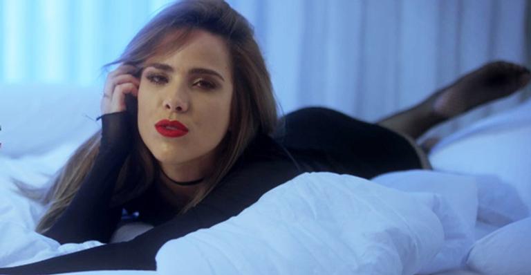 Sexy! Wanessa Camargo surpreende internautas ao posar sem sutiã