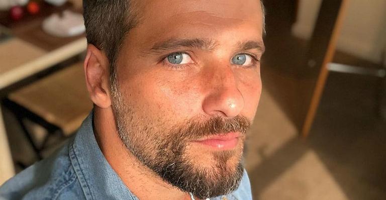 Bruno Gagliasso aparece só de cueca e “volume” enlouquece os fãs: ”Biscoitei?”