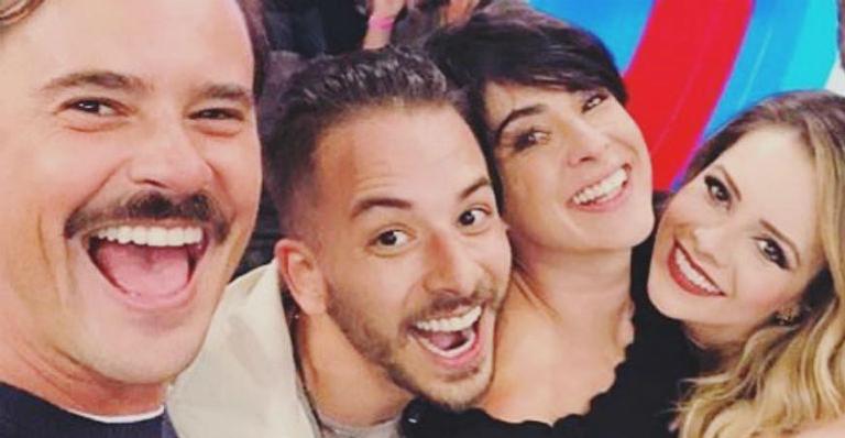 Elenco da série ‘Sandy e Junior’ se reencontra em programa